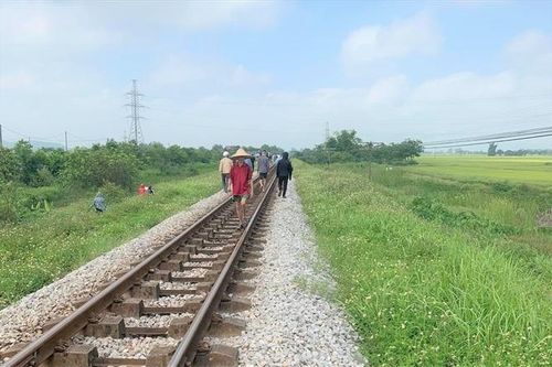 Nghệ An: Làm rõ vụ mẹ ôm thi thể con gái 7 tuổi lên đường tàu tự tử