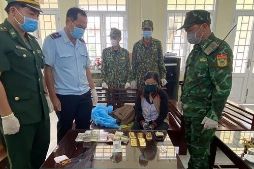 Phát hiện một phụ nữ vận chuyển vàng và ngoại tệ số lượng lớn vào Việt Nam