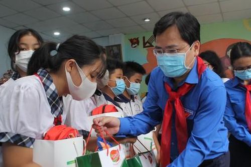 Bí thư thứ nhất T.Ư Đoàn khởi công công trình măng non, tặng quà cho thiếu nhi Thủ Đức
