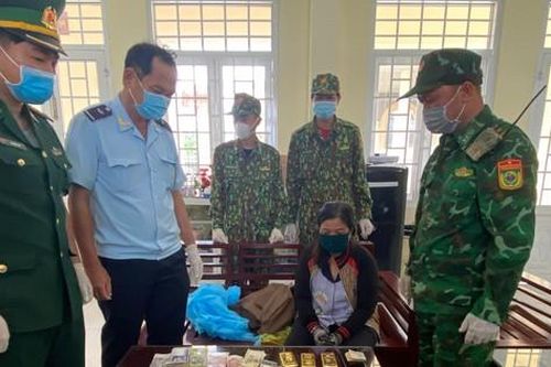 Bắt người phụ nữ vận chuyển 5 kg vàng qua biên giới