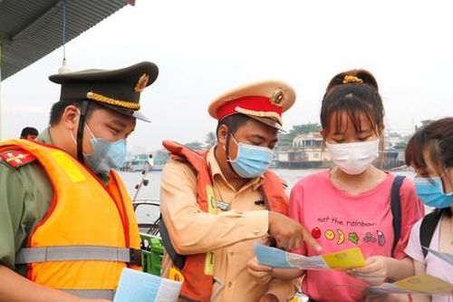 Đoàn thanh niên Công an TP Cần Thơ tuyên truyền phòng dịch chợ nổi Cái Răng