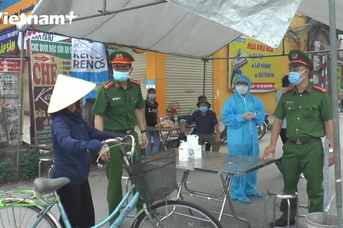 Hà Nội: Phun khử khuẩn 3 thôn đang phong tỏa do COVID-19 ở xã Tô Hiệu