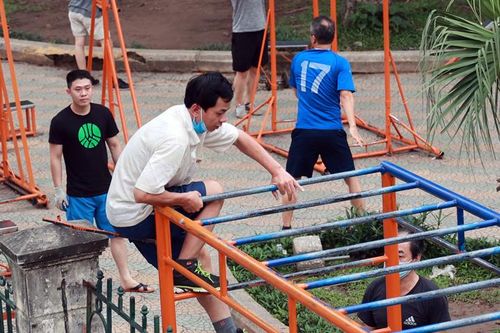 Hà Nội: Người dân bất chấp lệnh cấm, trèo rào vào công viên tập thể dục