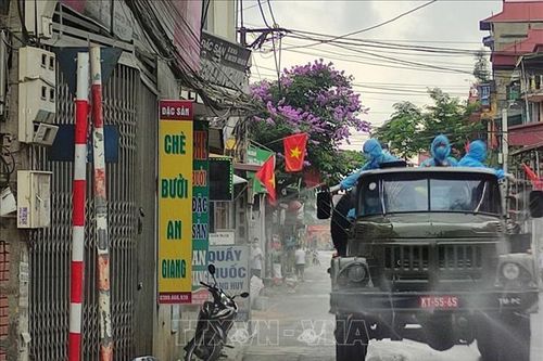 Bộ Tư lệnh Thủ đô Hà Nội tiến hành phun khử khuẩn xã Tô Hiệu, huyện Thường Tín