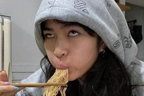 Bị thắc mắc về chuyện ăn uống ở Sao Nhập Ngũ, Khánh Vân 'đanh đá' đáp trả: 'Giờ đầu người cũng nhai được luôn!'