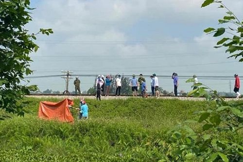 Điều tra vụ việc mẹ ôm con gái đã tử vong lên đường tàu định tự tử