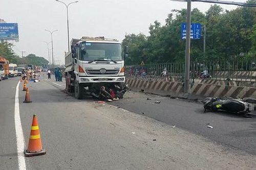 Xe ben lao vào công trình thi công, 4 người thương vong