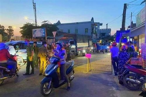 Cách ly tập trung nhiều người tiếp xúc gần với trường hợp ở huyện Hải Lăng có kết quả xét nghiệm dương tính với COVID-19