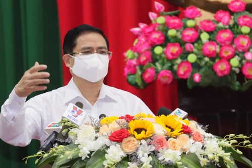 Thủ tướng kêu gọi người dân bình tĩnh, chung tay chống COVID-19