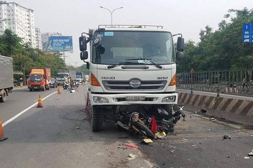 Xe ben lao vào công trường làm 4 người thương vong