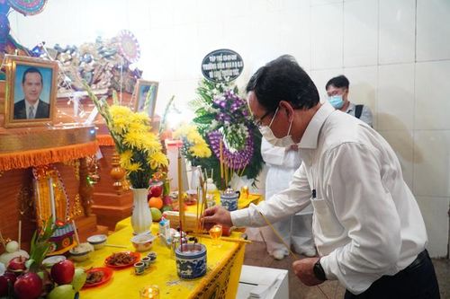 Bí thư Thành ủy thành phố Hồ Chí Minh viếng các nạn nhân vụ cháy tại quận 11