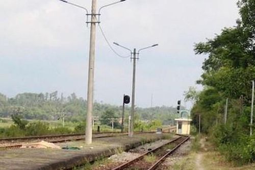 Mẹ ôm con gái 6 tuổi đã tử vong rồi nằm trên đường ray định tự tử