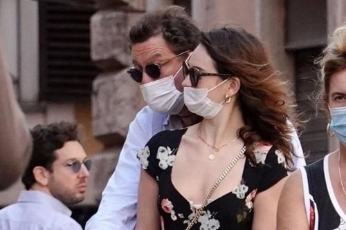 Dominic West sợ Lily James kể lại chuyện ngoại tình