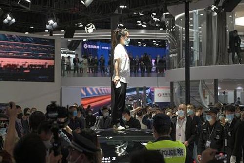 Khách hàng Trung Quốc kiện Tesla vì xe gặp tai nạn