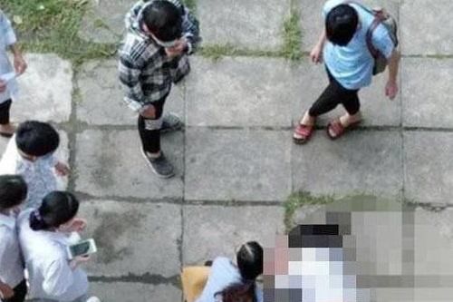 Điều tra vụ nữ sinh lớp 10 rơi từ tầng 3 xuống sân trường sau giờ thi