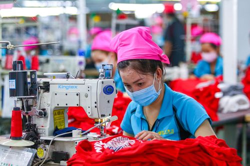 Thời trang Việt Nam lép vế trên sân nhà lẫn quốc tế