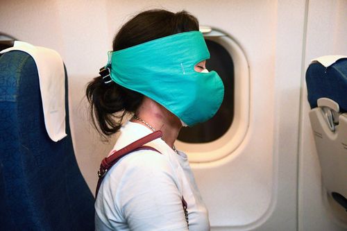 Muôn kiểu phòng bị trên máy bay những ngày dịch lây lan