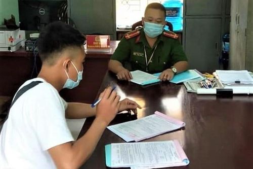 Nam thanh niên không đeo khẩu trang, lao xe vào vùng dịch