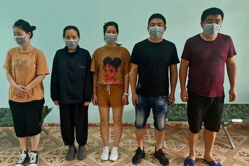 Phát hiện xe ô tô đỗ ven đường buổi đêm, cảnh sát bắt giữ 5 người Trung Quốc nhập cảnh trái phép