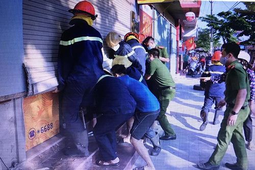 Cứu thành công bốn người mắc kẹt trong đám cháy ngân hàng