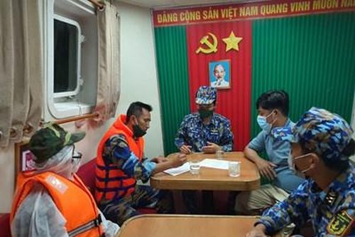 Vùng 5 Hải quân kịp thời đưa ngư dân bị viêm ruột thừa vào bờ cấp cứu