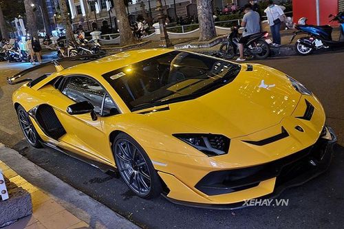 Lamborghini Aventador SVJ hơn 50 tỷ độ 'súng khủng' ở Sài Gòn