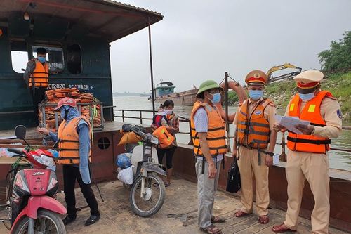 Tuyên truyền phòng chống Covid -19 trên các tuyến sông qua Thủ đô