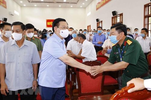 Chủ tịch Quốc hội Vương Đình Huệ tiếp xúc cử tri tại Hải Phòng