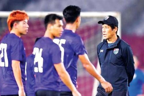 Tuyển Thái Lan gặp khó trước vòng loại World Cup 2022