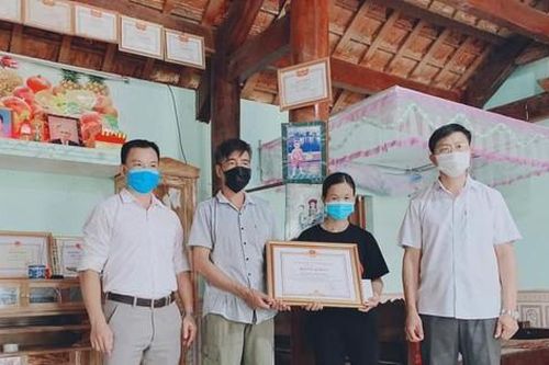 Truy tặng bằng khen của Chủ tịch tỉnh Nghệ An cho học sinh quên mình cứu 2 bạn