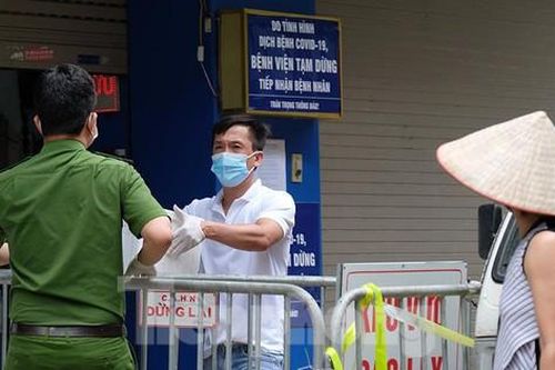 Bệnh viện Medlatec bị phong tỏa, công an giúp bác sĩ chuyển thuốc đến bệnh nhân ngoại trú