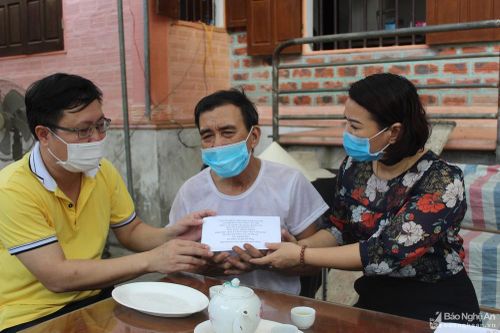 Trao hơn 32 triệu đồng cho gia đình em Nguyễn Văn Nhã quên mình cứu bạn