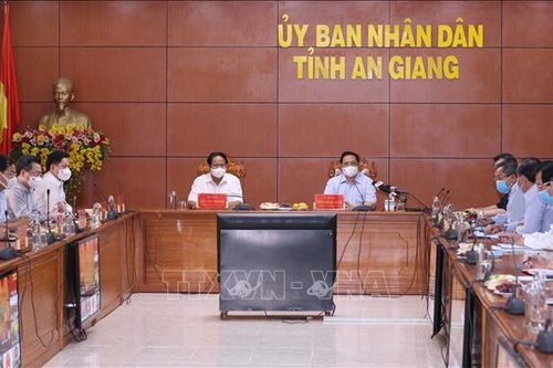 Thủ tướng chỉ đạo họp trực tuyến phòng, chống dịch với các tỉnh biên giới Tây Nam