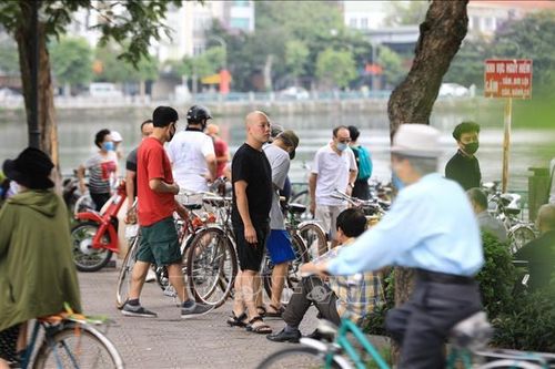 Nhiều người dân Thủ đô vẫn tụ tập, không đeo khẩu trang