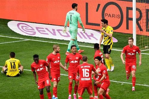 Thắng kịch tính Leipzig, Dortmund 'dâng' cúp cho Bayern