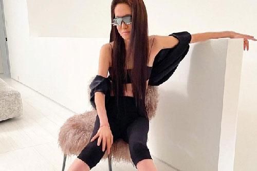 U80 Vera Wang gây ngỡ ngàng vì vòng eo và đôi chân dài 'siêu thực', nhìn cách ăn mặc 'hack tuổi' lại càng phải trầm trồ