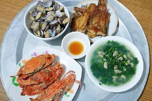 Chồng đưa 40 nghìn thách vợ đi chợ nấu được 3 món tươm tất, đến lúc dọn mâm cơm lên anh ta sốc đến rơi cả chiếc cốc