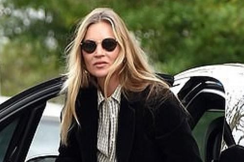 Cựu mẫu lừng danh Kate Moss 'hút mắt' với vẻ ngoài sành điệu ở tuổi 47