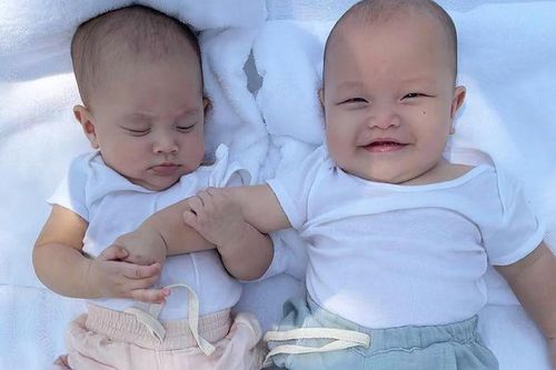 Bị mẹ Hà Hồ 'phê bình' rằng 'cà chớn', nhưng Leon vô cùng ôn nhu với chị Lisa khi bị nhéo tay