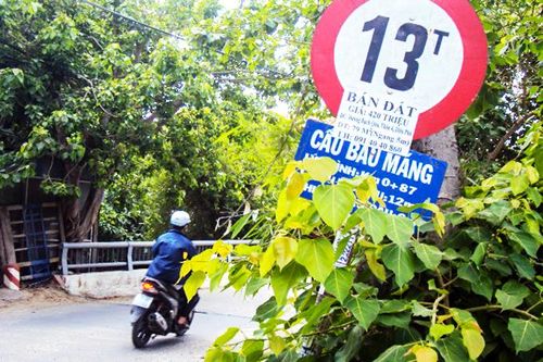 Biển báo giao thông, biển tên cầu bị nghiêng, che khuất