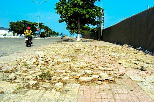 Vỉa hè bị bể nát
