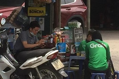 Trà đá vỉa hè hoạt động, bất chấp quy định chống dịch của TP Hà Nội