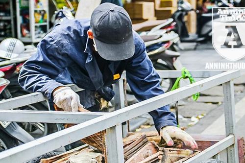 Người lao động nhọc nhằn mưu sinh dưới thời tiết oi nóng của Hà Nội