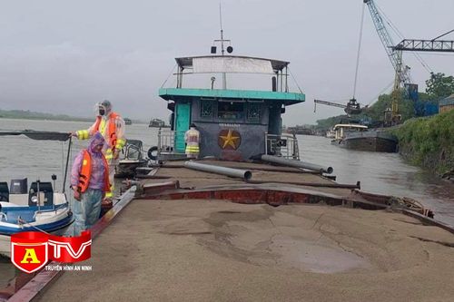 Tuần tra kiểm soát, bắt giữ tàu hút trộm cát trên sông Hồng