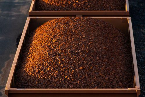 Giá quặng sắt tăng hơn 10% lên mức kỷ lục