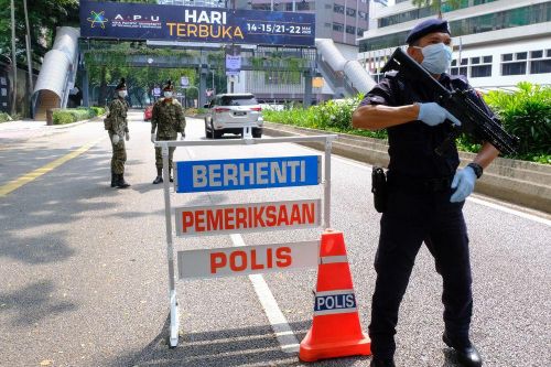 Malaysia phong tỏa toàn quốc