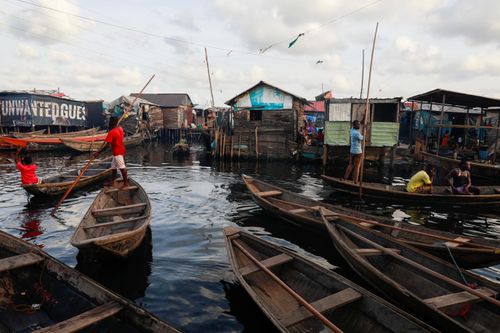 Va vào gốc cây, tàu vỡ đôi khiến 30 hành khách chết đuối ở Nigeria