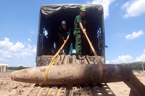 Bom nặng 232 kg còn kíp nổ dưới nền nhà văn hóa xã