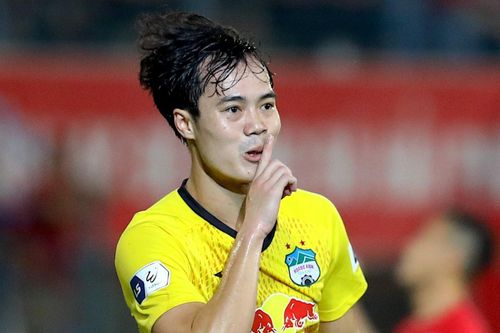 Văn Toàn và con gái Kiatisuk nói chuyện hơn 10 phút bằng tiếng Anh