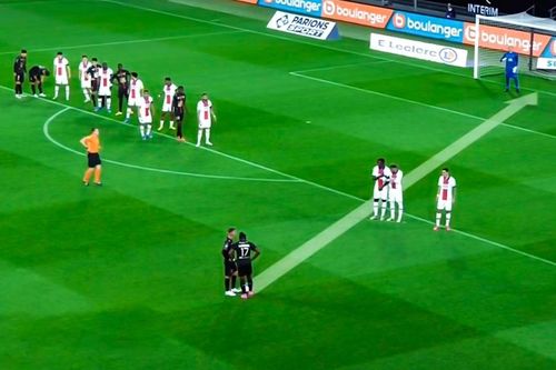 Cầu thủ gây bất ngờ với pha dàn xếp đá phạt trước PSG